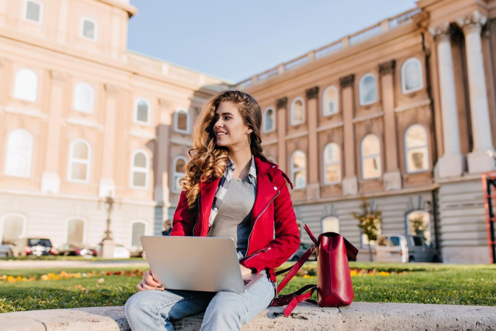 Equipo de analistas financieros trabajando en modelado de escenarios para empresas