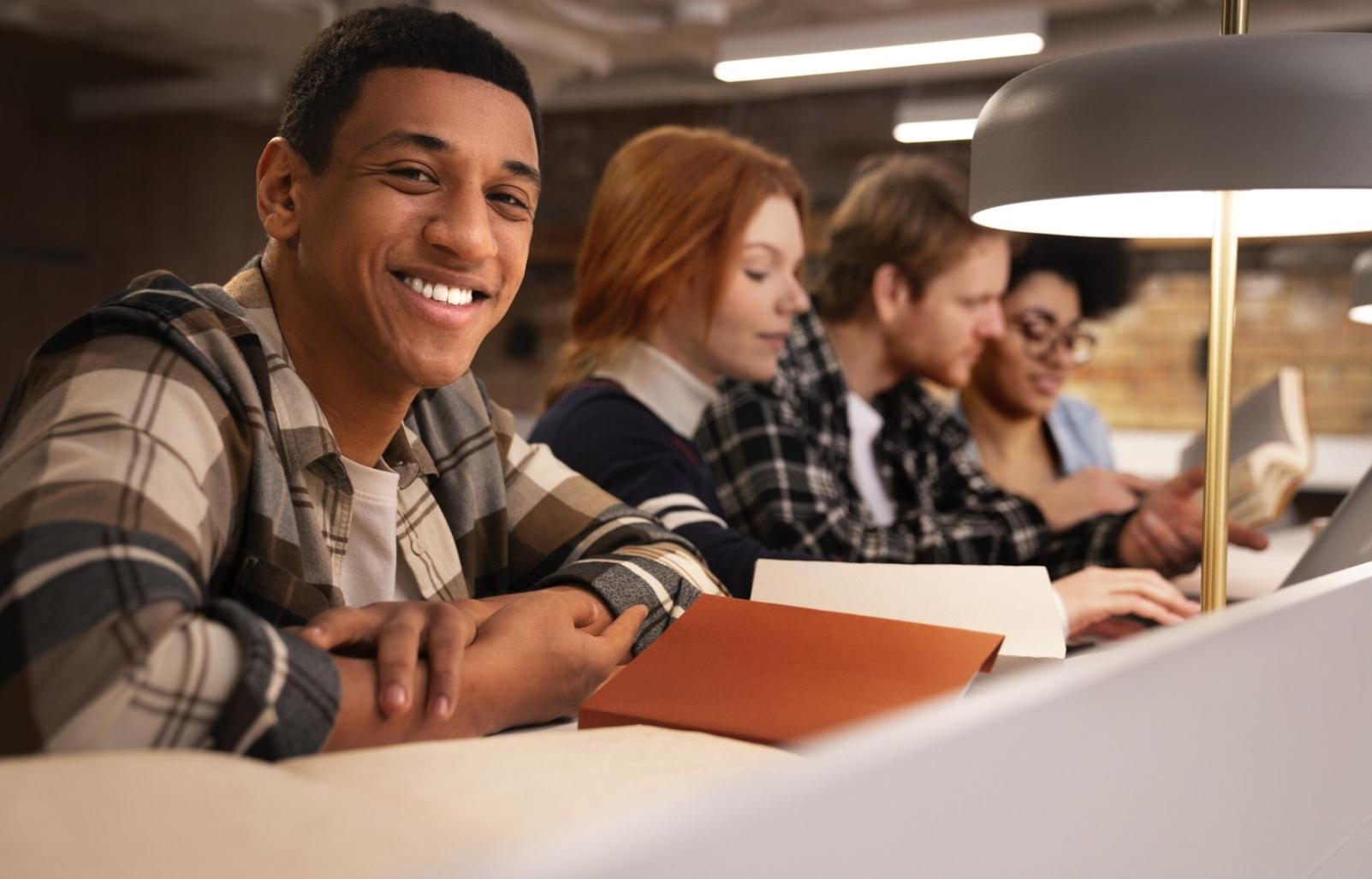 Equipo directivo revisando proyecciones financieras en reunión estratégica