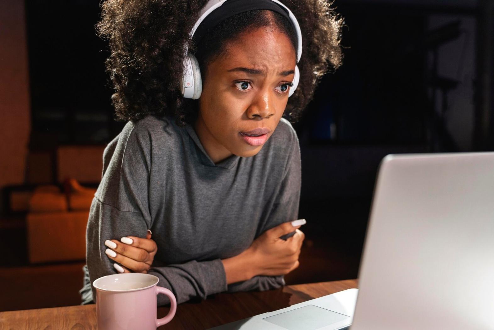 Empresaria analizando diferentes escenarios de expansión para su negocio