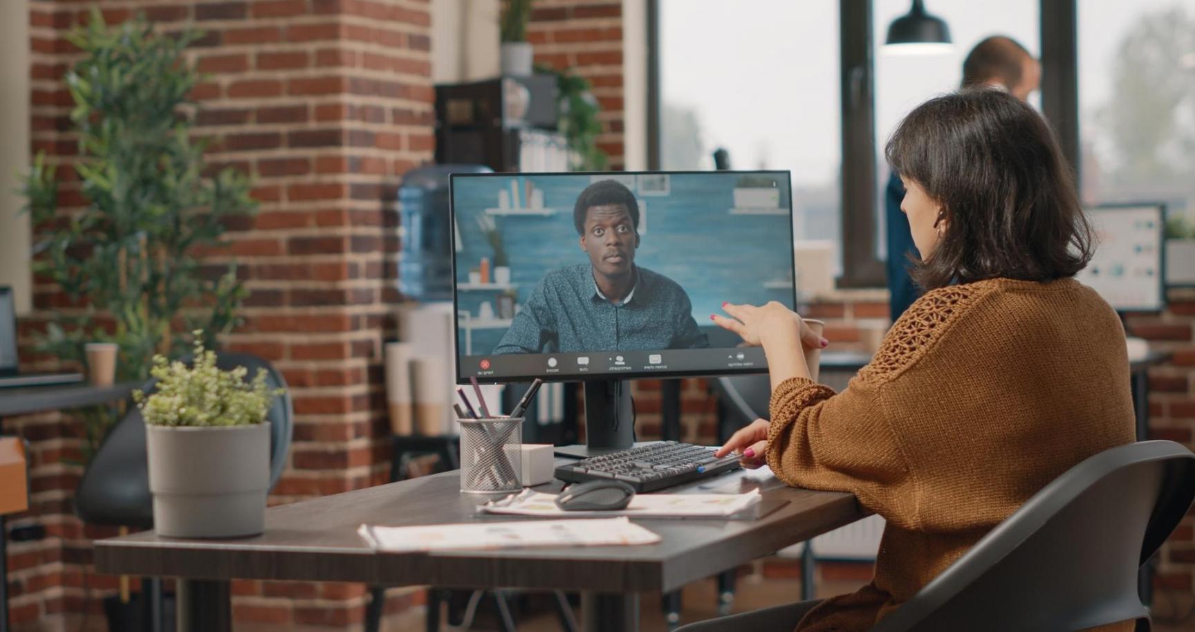 Equipo Navoxelior trabajando en análisis financiero